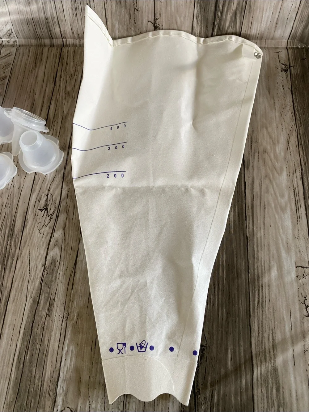 TUPPERWARE PIPING BAG— INCLUDES 5 SPOUTS